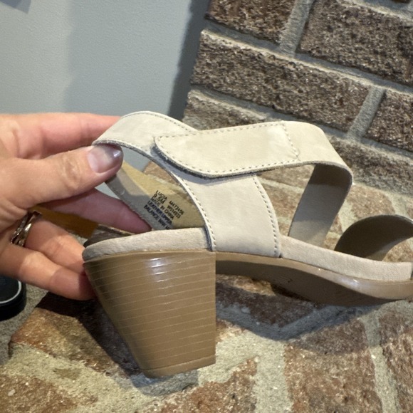 Munro Lucia Womens Size 9.5M Beige Leather Block Heel Sandal - Picture 13 of 16